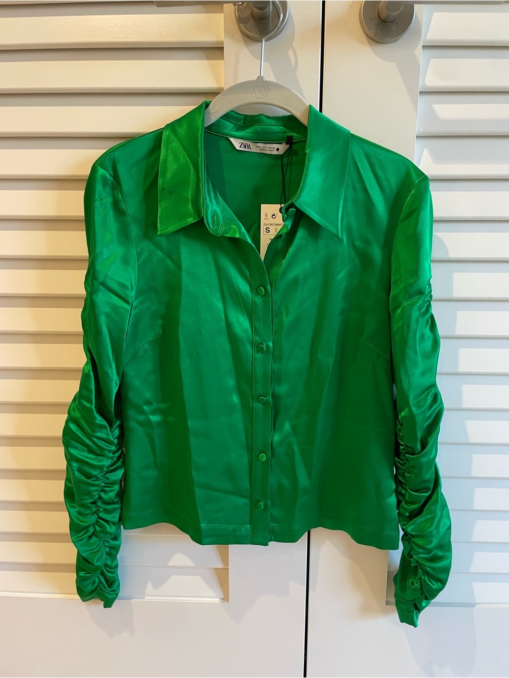 ZARA Vibrant Emerald Green Satin Ruched Sleeve Button-Down Blouse 💚🍀🌴🟢
